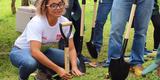 Voluntarios KOF siembran 1,000 árboles como parte del Programa "Agua por el Futuro".