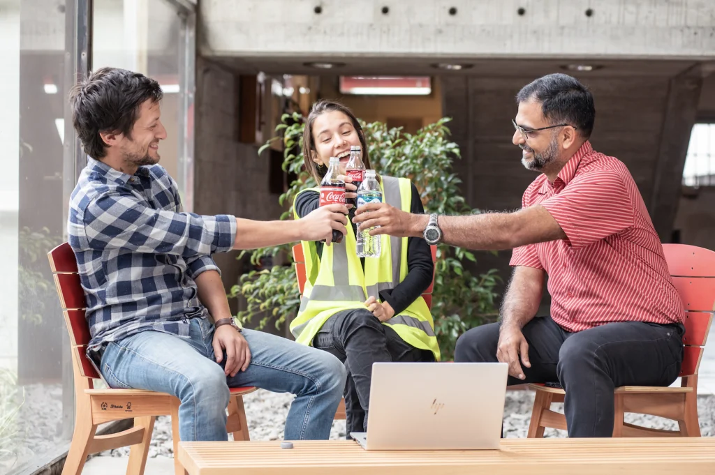 trabajadores brindando