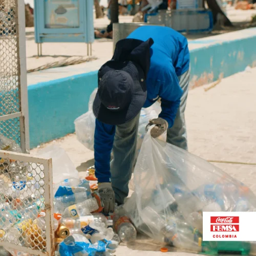 ¿Cómo se benefician las comunidades locales con el reciclaje de plástico?